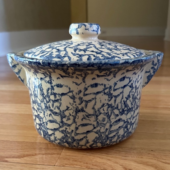 Robinson Ransbottom Pottery Co. Roseville Ohio Pot with Lid 1.5 Qt. Blue Cream - Picture 9 of 13